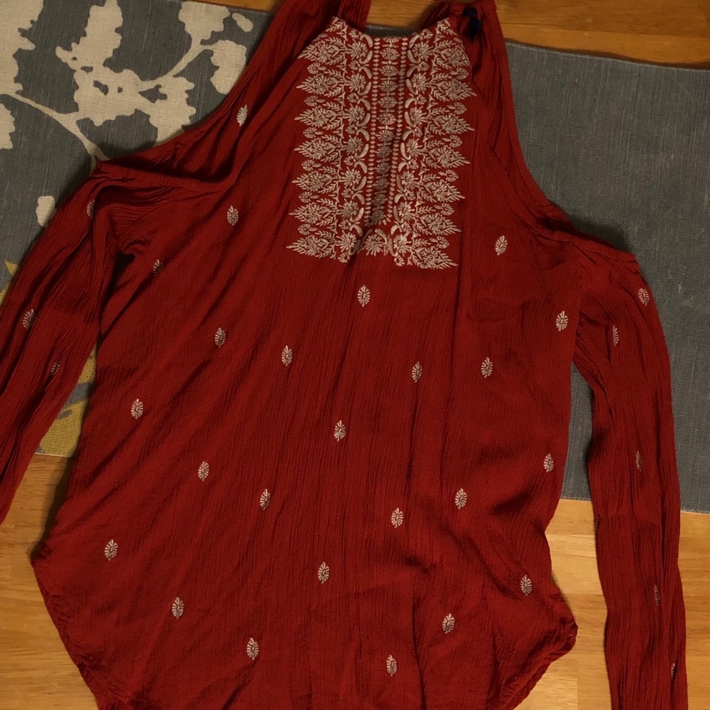 Aeropostale cut out shoulder long sleeve